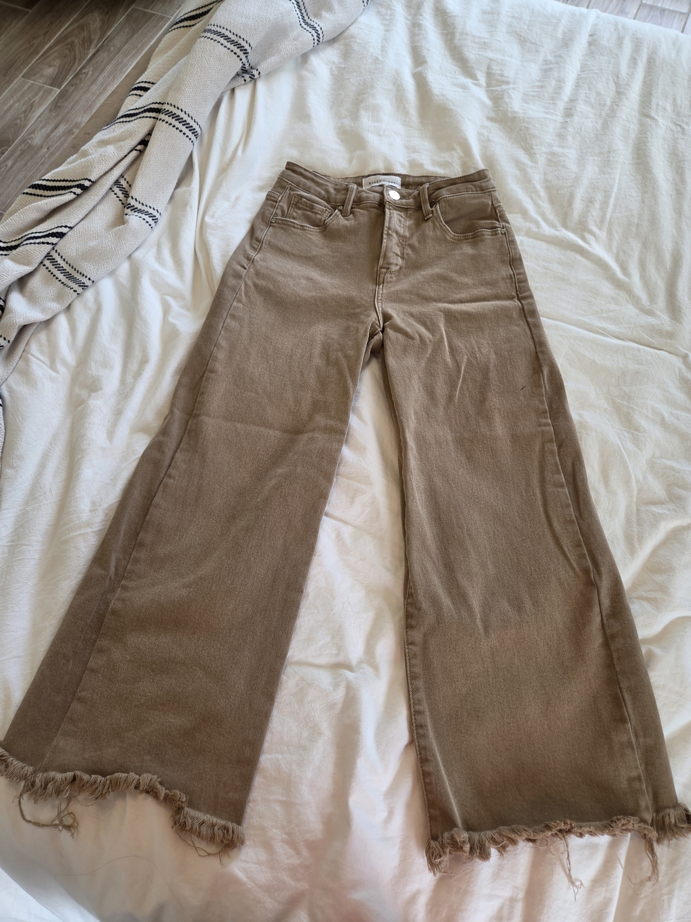Wide-Leg High-Rise Jeans in Brown with Frayed Hem